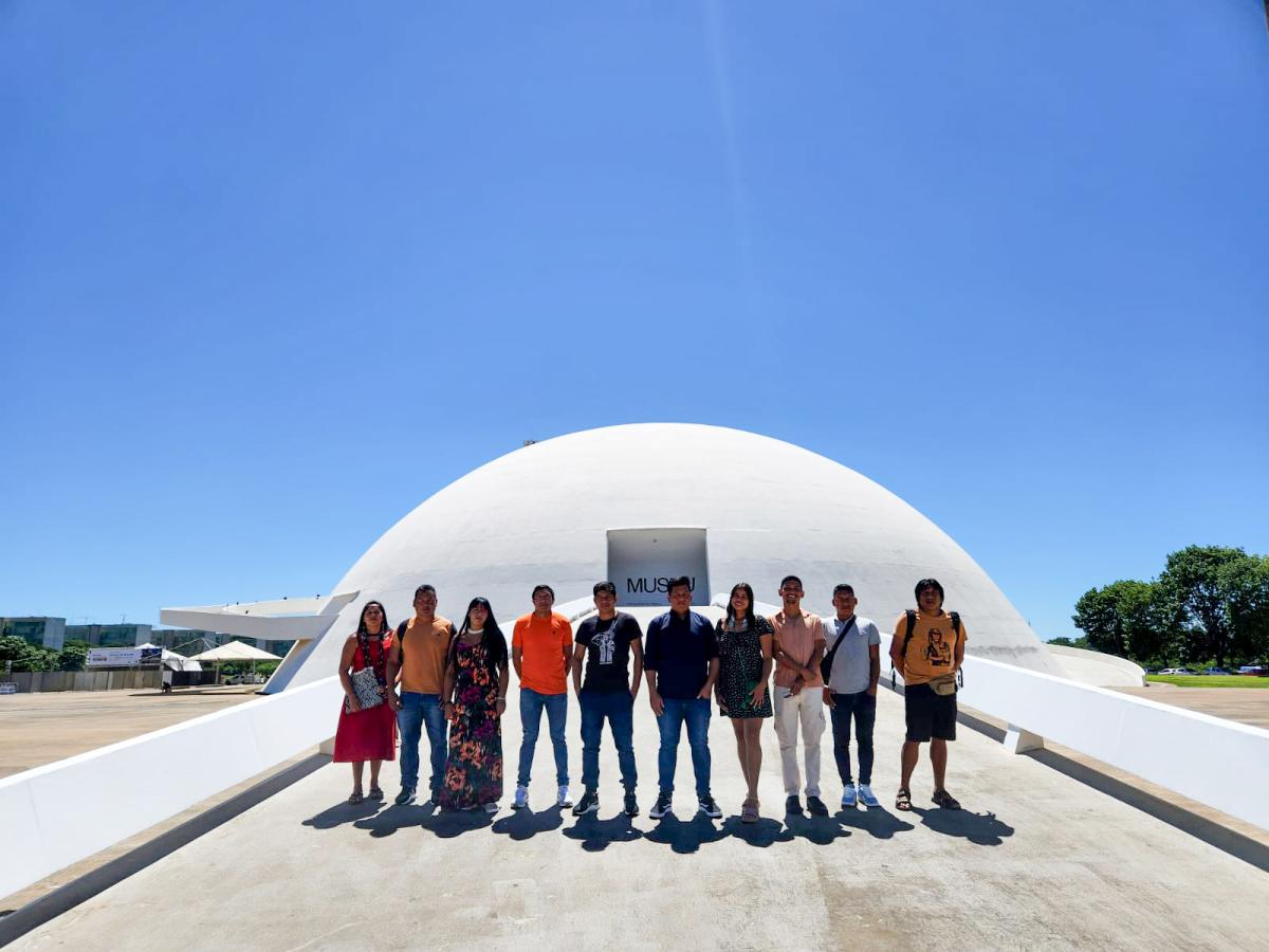 Comunicadores xinguanos posam para foto em frente ao Museu Nacional da República, em Brasília