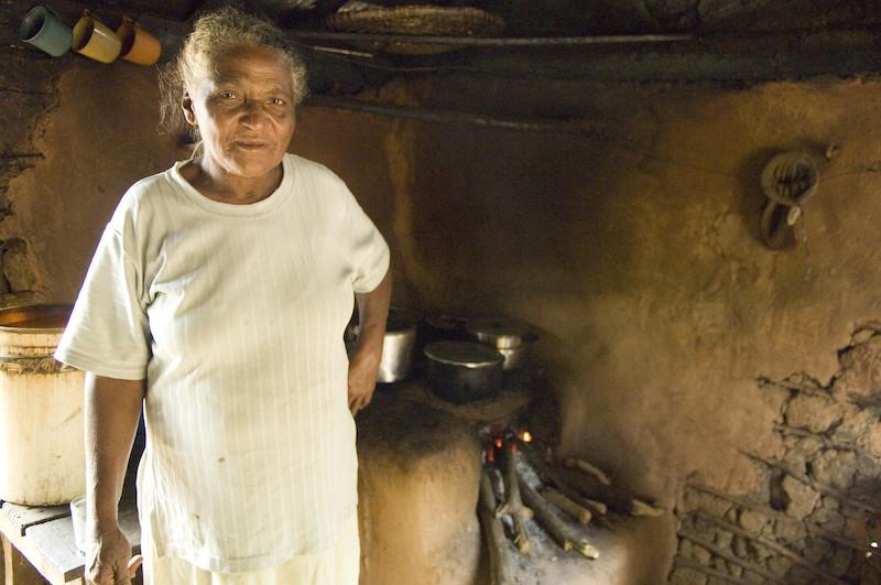 Dona Antônia em frente ao seu fogão a lenha no Quilombo Cangume