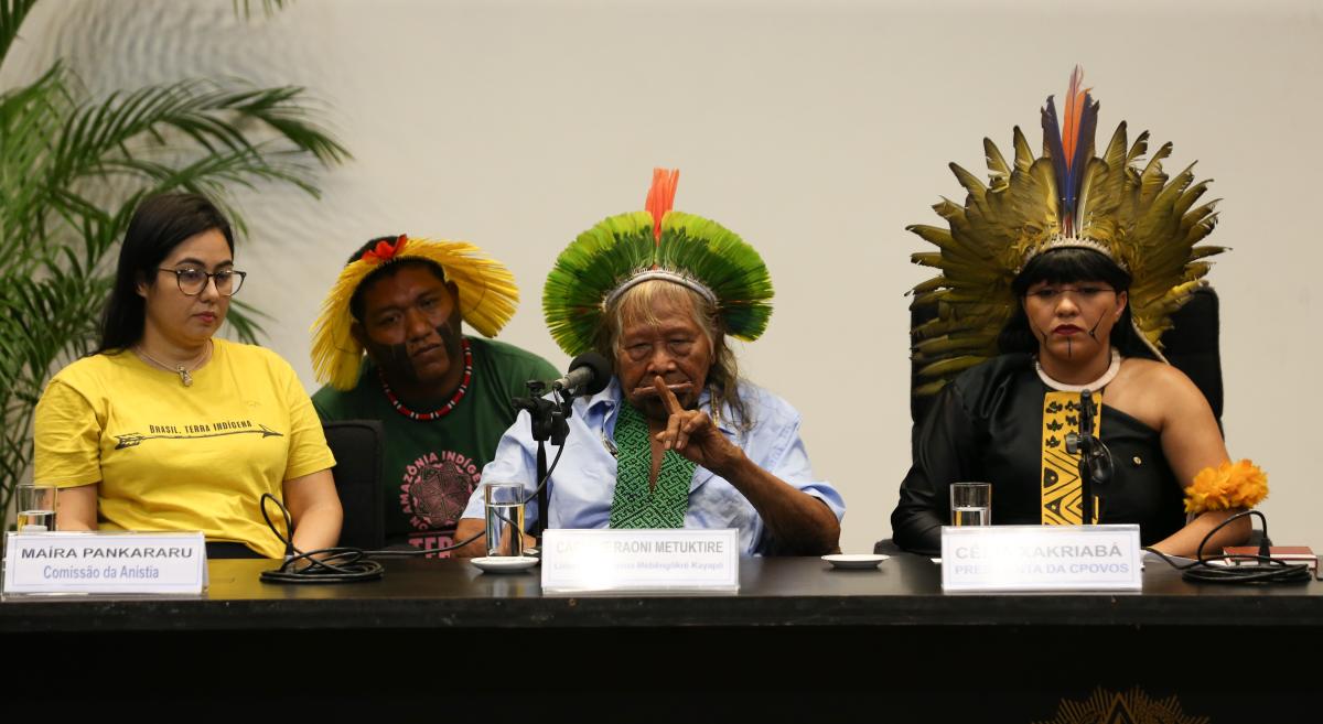 Da esquerda para a direita: Maíra Pankararu, Raoni Metuktire e Célia Xakriabá, durante o seminário dos Povos Originários no Congresso Nacional