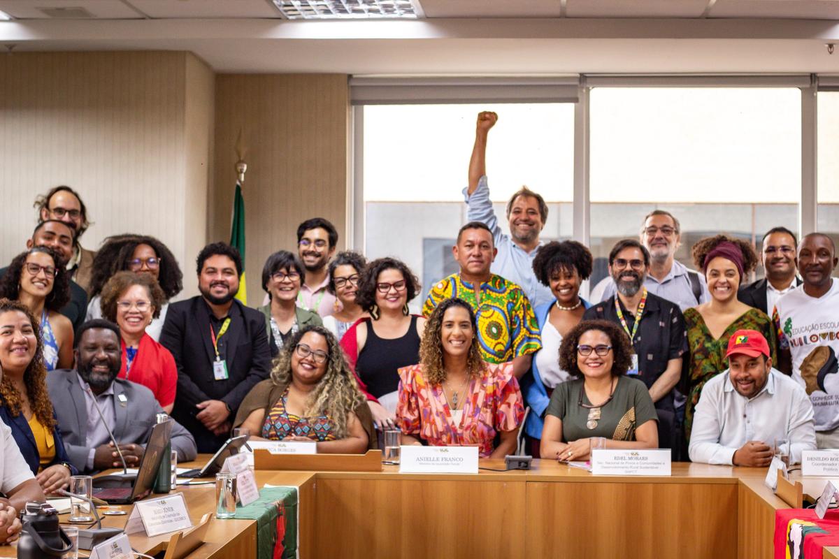 Posse do comitê gestor da PNGTAQ. Ao centro, a ministra da Igualdade Racial, Anielle Franco | Thay Alves / MIR 