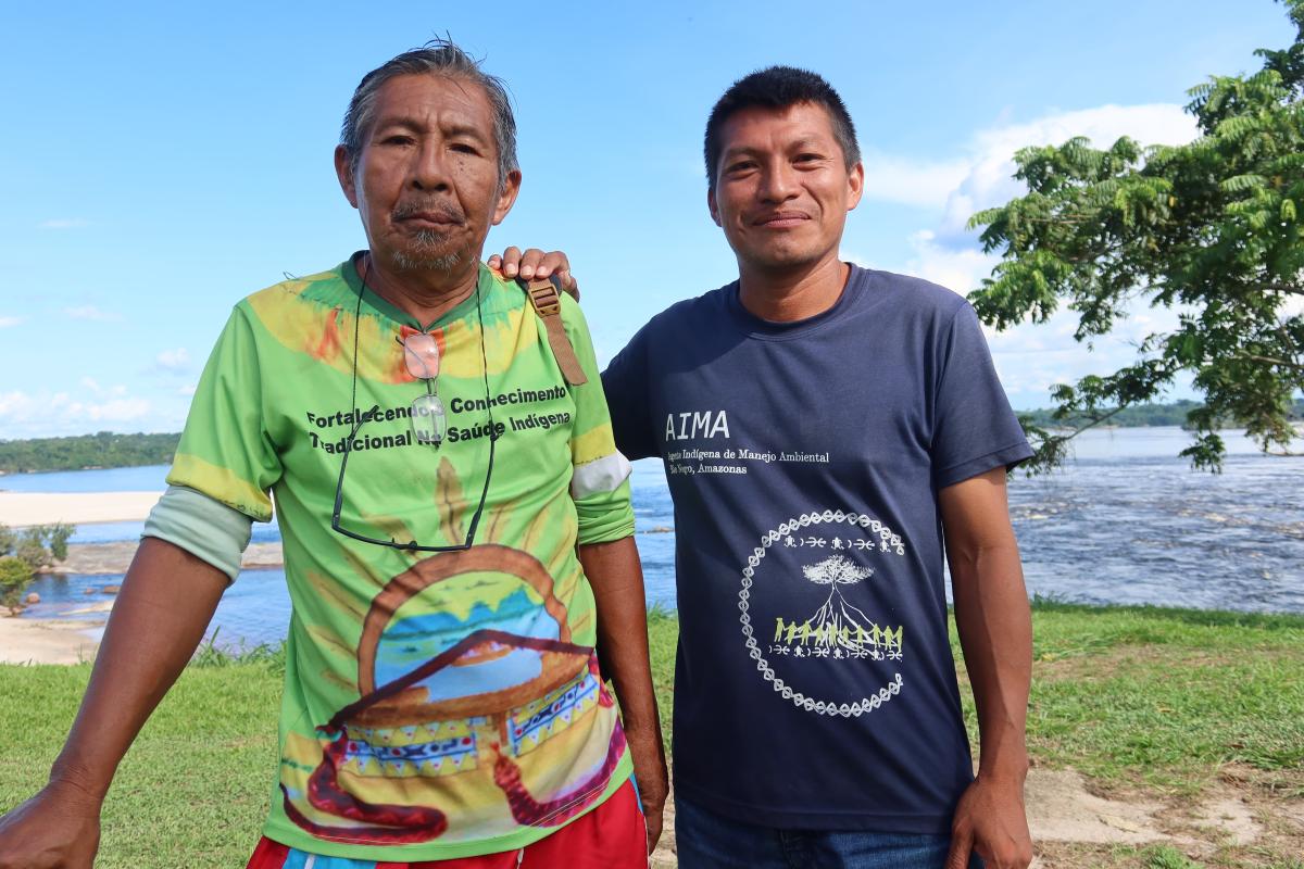 A foto mostra o Agente indígena de manejo ambiental (AIMA), Mauro Pedrosa Tukano, e o guardião dos saberes, Arlindo Maia Tukano, em São Gabriel da Cachoeira (AM) 