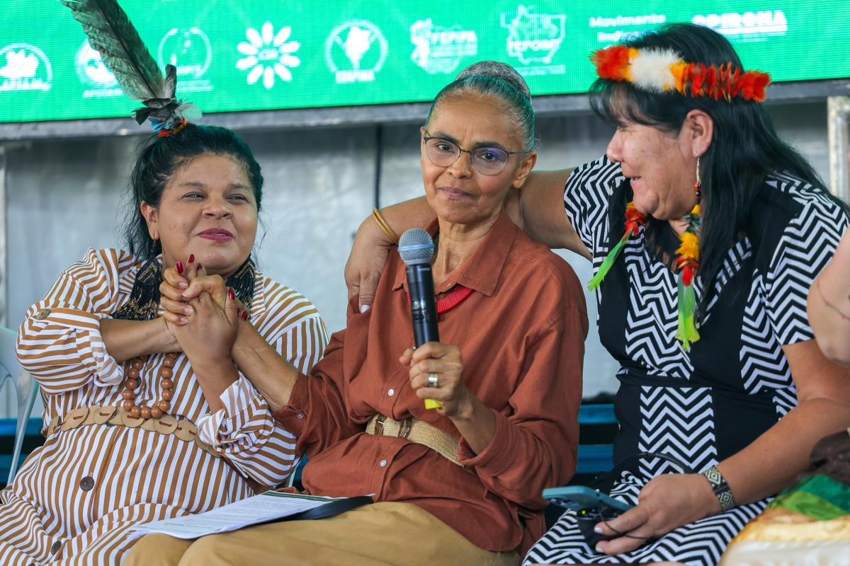 Da esquerda para a direita: Sonia Guajajara, ministra dos Povos Indígenas; Marina Silva, ministra do meio Ambiente e Mudanças Climáticas; e Joenia Wapichana, presidenta da FUNAI no ATL 2025