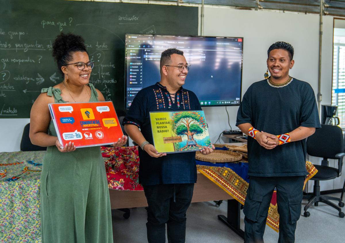 Nathalia Purificação, Yago Kaingang e Tukumã Pataxó durante aula da disciplina “Escola de Rádio e Clima”, no Programa de Pós-Graduação em Sustentabilidade junto a Povos e Terras Tradicionais (MESPT/UnB), onde nasceu a Rádio Nacional dos Povos.