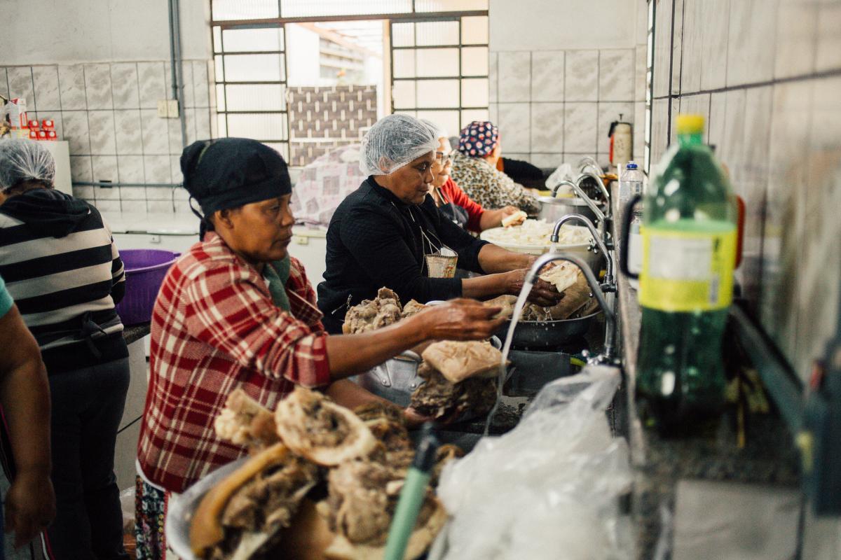 Preparativos do almoço quilombola