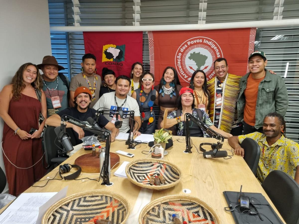 Equipe da Rádio Nacional dos Povos e convidados na transmissão de estreia
