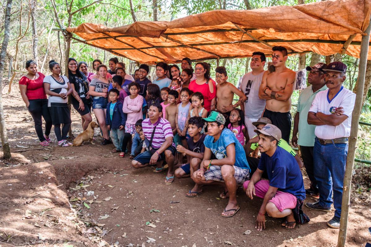 Familiares e lideranças reunidos no Encontro do Povo Xetá, na TI São Jerônimo da Serra, em 2019, no Paraná. Os Xetá realizam ações como essas desde seu reencontro na década de 1990, para contornar a dispersão e separação forçadas, na ausência de terras demarcadas