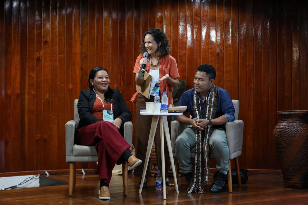 Francisca Arara (esq), Secretária dos Povos Indígenas do Acre, Juliana Radler (centro), do PRN/ISA e Hulicio Moisés Kaxinawa (dir), presidente da Organização do Povo Indígena Huni Kuin do Alto Purus (Opiharp), em mesa sobre o SISA