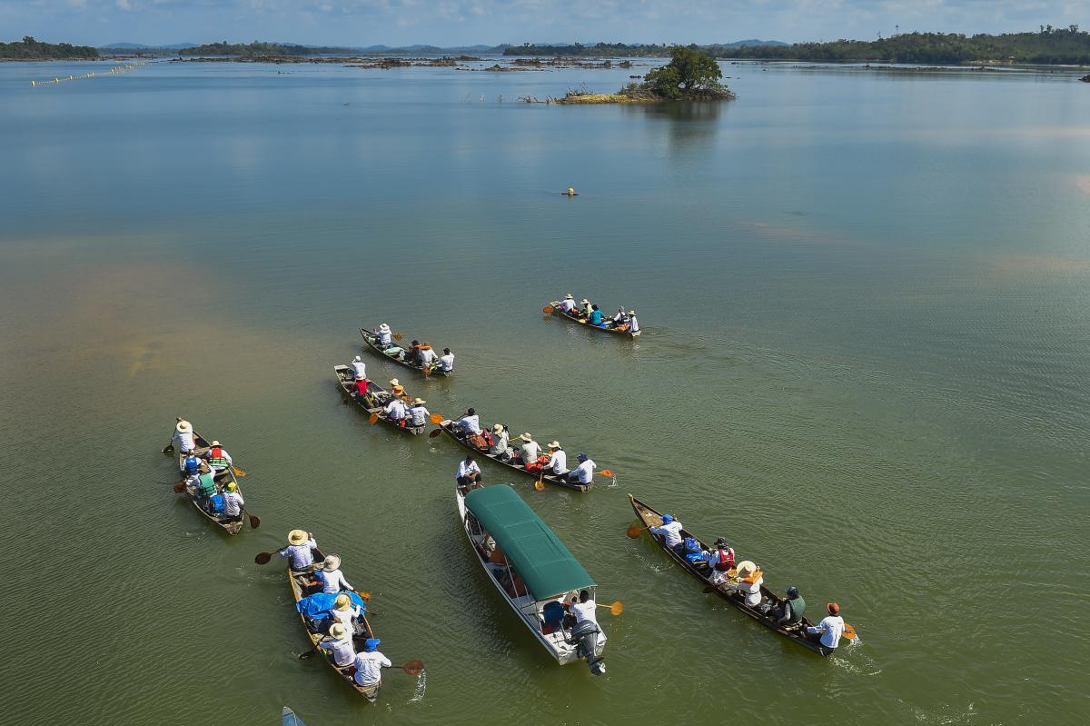 Imagem mostra canoas sob o rio Xingu