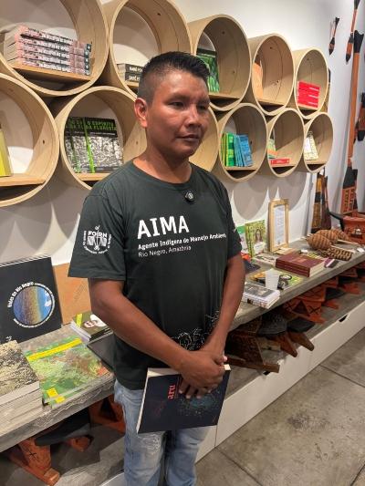 AIMA aparece em pé. A foto foi tirada durante oficina de treinamento de entrevista