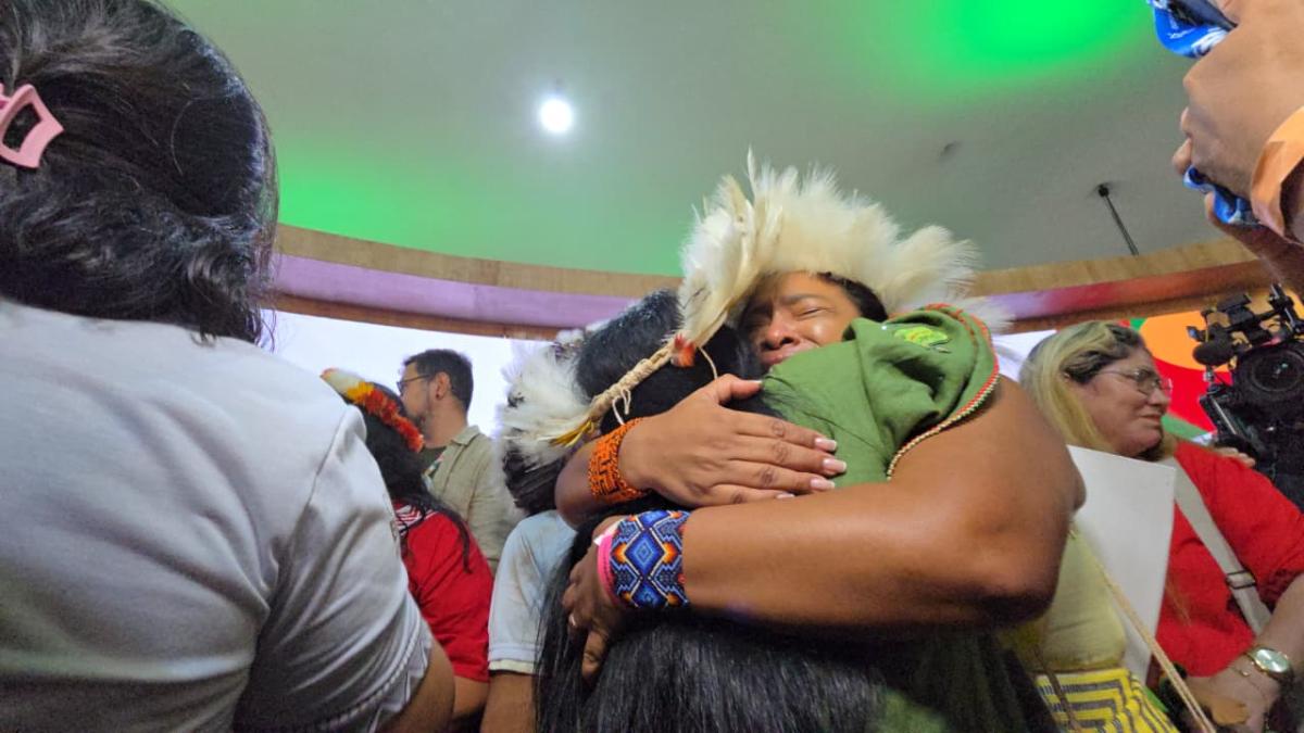 Ângela Kaxuyana, da TI Kaxuyana-Tunayana, abraça a ministra Sonia Guajajara após anúncio da homologação na COP30 em Belém (PA) | Tatiane Maira Klein / ISA