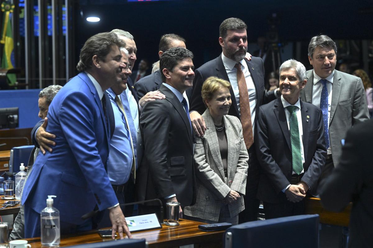 Parlamentares ruralistas e de oposição posam para foto para comemorar aprovação da PEC 48. Ao centro, a senadora Tereza Cristina (PP-MS); à sua esquerda, o senador Sérgio Moro (União-PR); à direita, o deputado Pedro Lupion (Republicanos-PR), presideente da bancada ruralista | Carlos Moura / Agência Senado