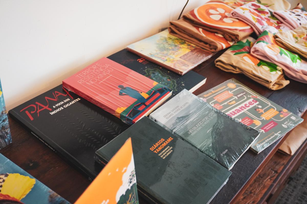 Livros expostos durante a reunião de finalização da 1ª rodada do Comitê Aldear a Educação Básica