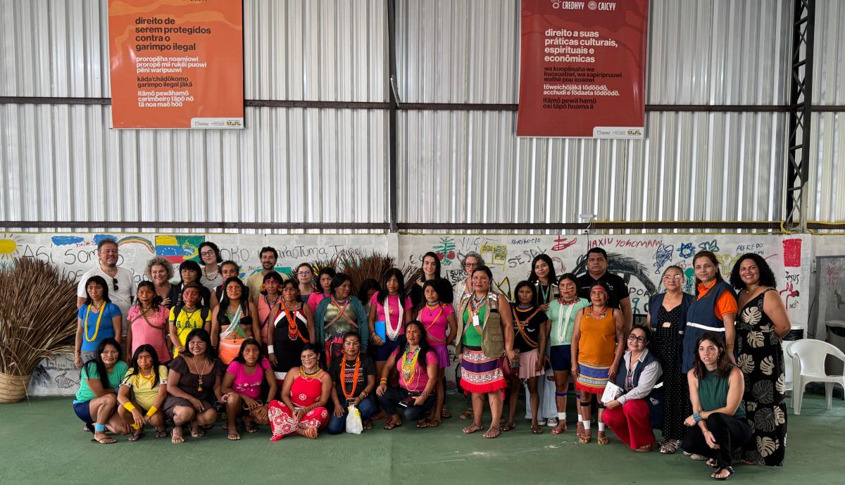 Imagem mostra várias mulheres que participaram da conversa final com representantes da Saúde posando para foto 