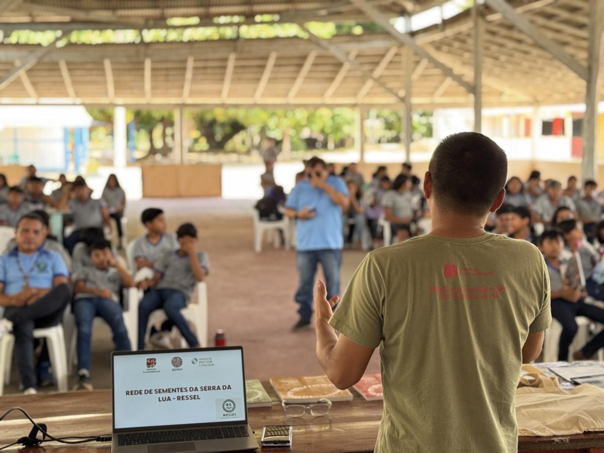 Imagem mostra Emerson Cadete, analista do ISA, dando uma entrevista para os alunos da TI Tabalascada 