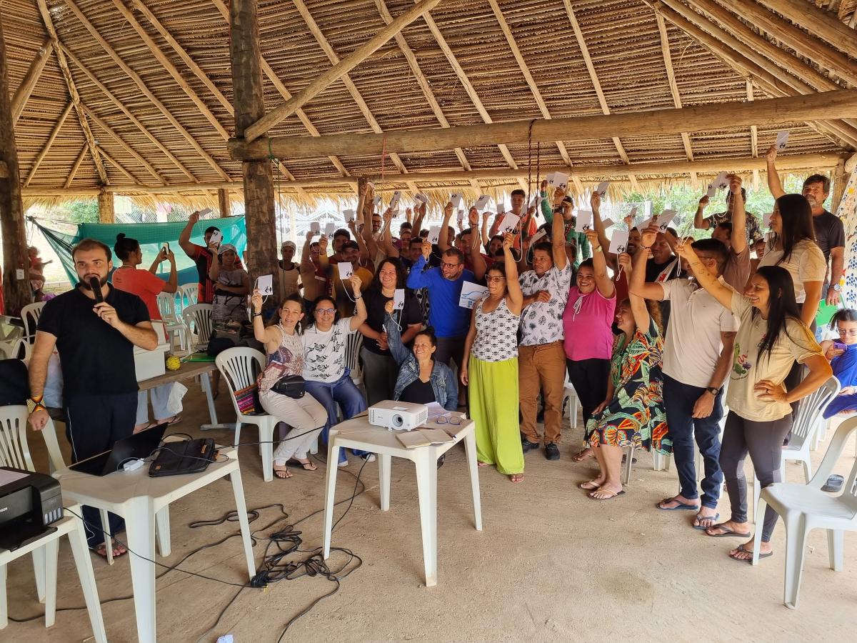 Imagem mostra sócio fundadores de mãos levantadas comemorando a criação do Instituto