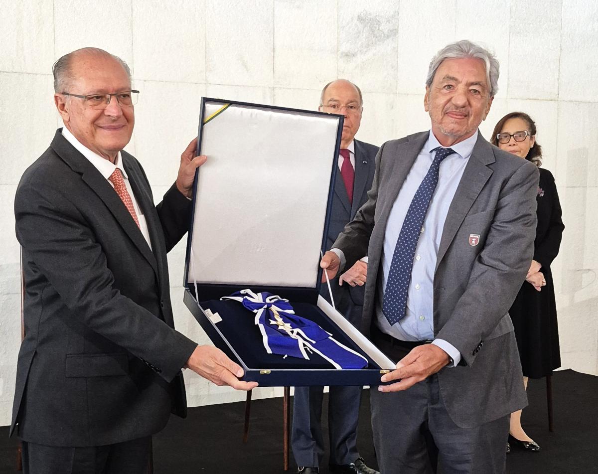 O presidente do ISA, Márcio Santilli, recebe a insígnia da Ordem do Rio Branco das mãos do vice-presidente da República, Geraldo Alckmin | Oswaldo Braga de Souza /  ISA