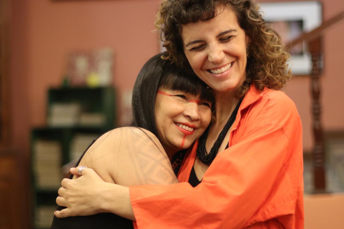 Auritha Tabajara (à esq.) e a acordeonista Paola Gibram, responsável pela produção da faixa musical | Tatiane Klein / ISA