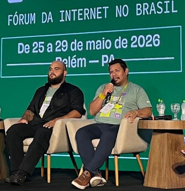 Alberto Fernandes, técnico em informática, e Ray Baniwa, comunicador e pesquisador indígena refletiram sobre autonomia tecnológica e soberania digital
