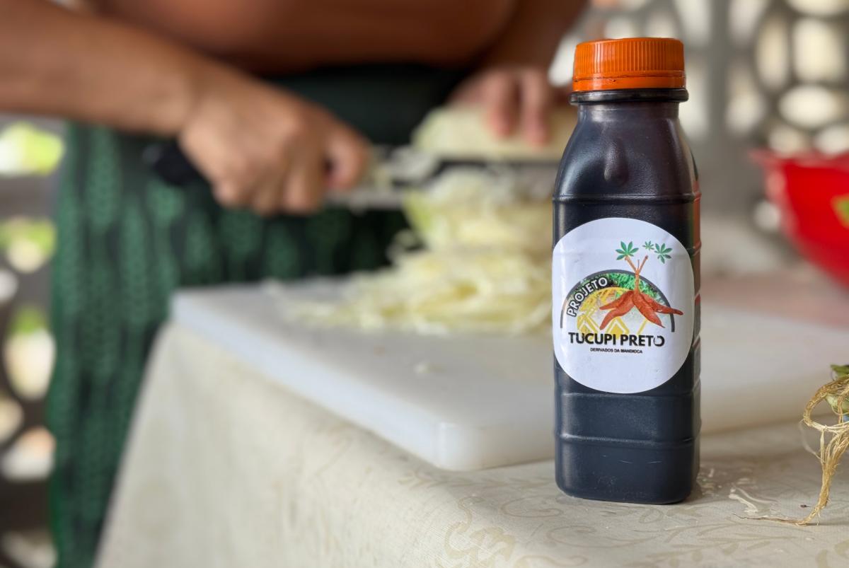 Embalagem do tucupi preto produzido pelas wapichana para venda