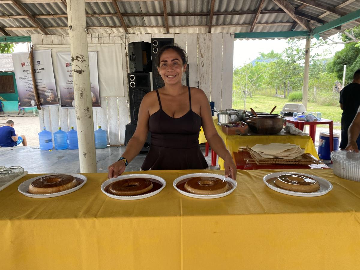 Mickelly Pereira e os pudins de tucupi preto preparados por Norma