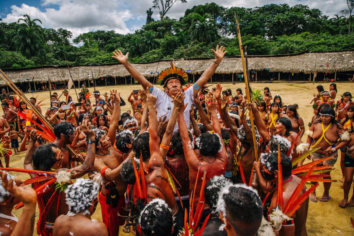 Em ritual durante a comemoração dos 30 anos da Terra Indígena Yanomami, o xamã Davi Kopenawa segura o céu na Aldeia Xihopi, Amazonas