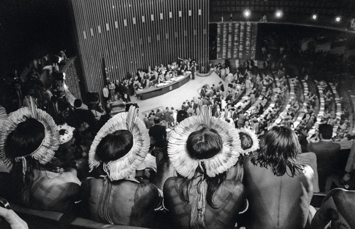 Lideranças indígenas de diversas etnias assistem à votação do capítulo que pauta direitos originários na Constituição, em maio de 1988