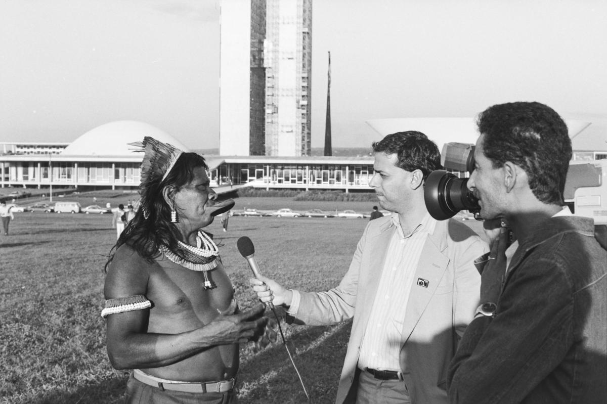 Raoni Metuktire, liderança indígena kayapó, avalia os resultados da votação do capítulo sobre os povos indígenas na Constituição Federal de 1988, em entrevista concedida a André Villas-Bôas, sócio fundador do ISA