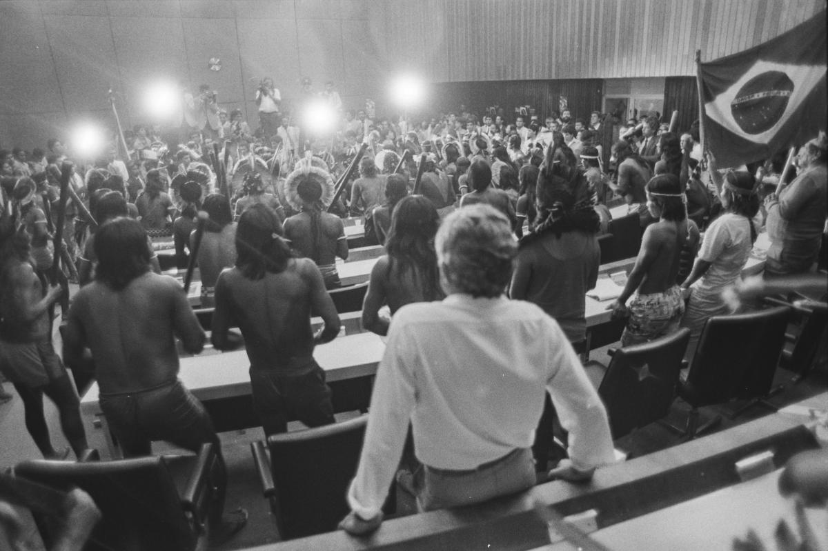 Vigília indígena durante a negociação do “Capítulo dos Índios” na Constituinte, auditório da liderança do PMDB