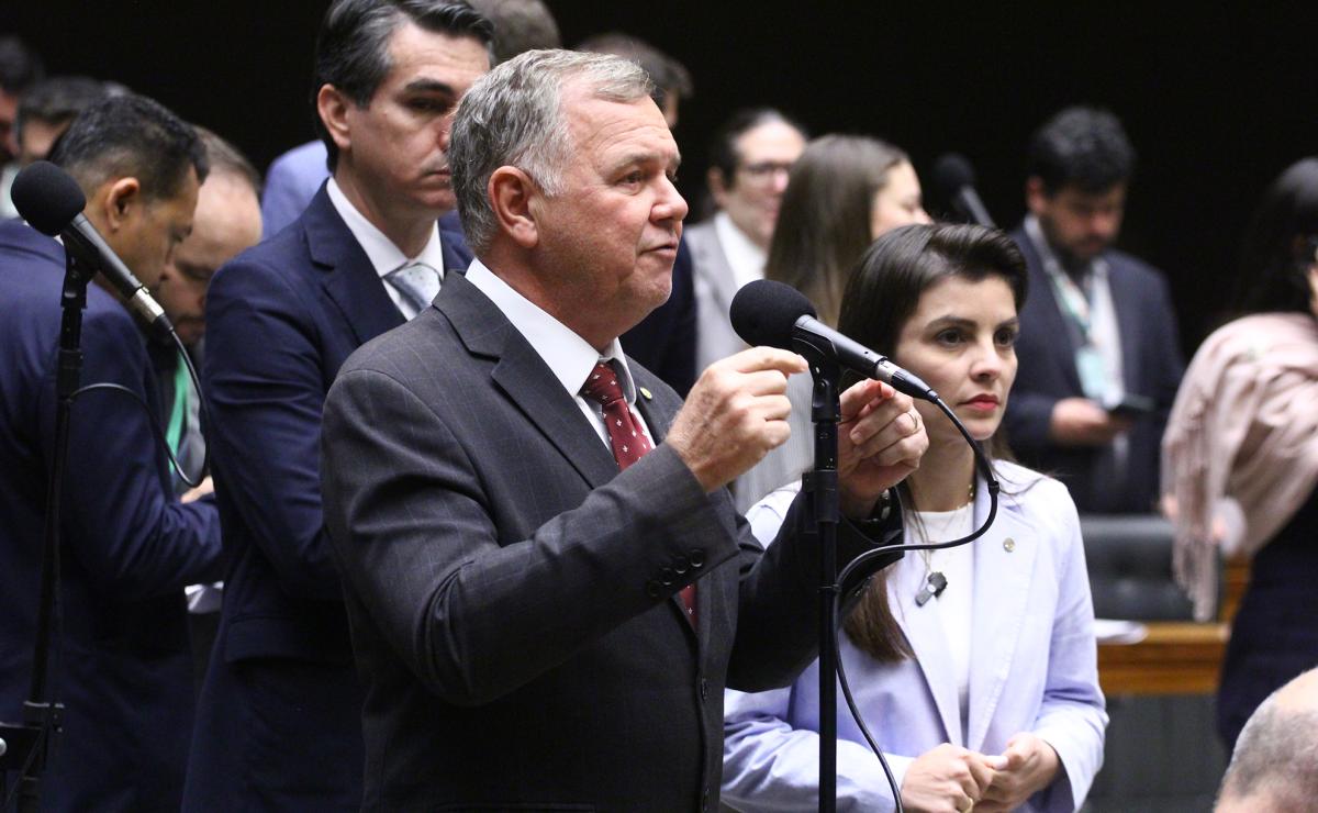 (E-D) O autor e a relatora do PL 2.564, sobre embargos remotos, Lúcio Mosquini (MDB-RO) e Marussa Boldrin (Republicanos-GO)