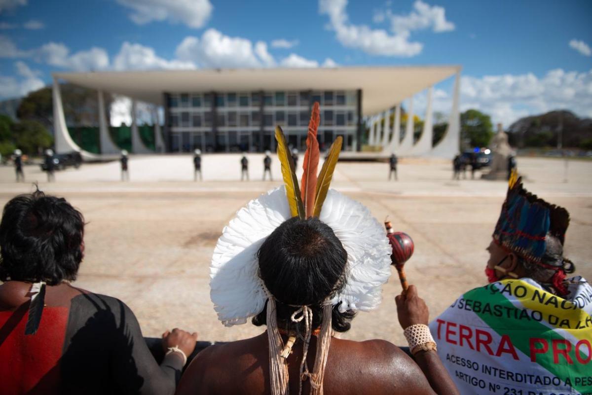 Indígenas acompanham uma das sessões dos julgamentos sobre o marco temporal em frente ao STF | Matheus Alves