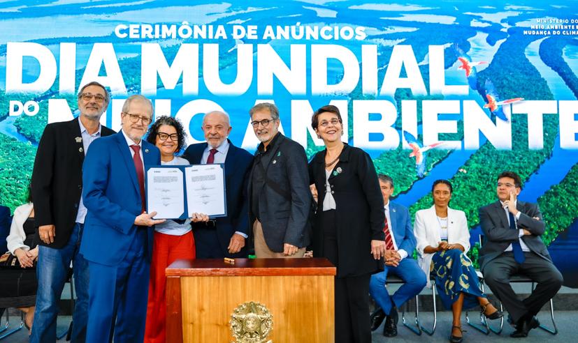 A assessora do ISA Milene Maia entre o ministro de Meio Ambiente, João Paulo Capobianco, e o presidente Luiz Inácio Lula da Silva | Ricardo Stuckert / PR