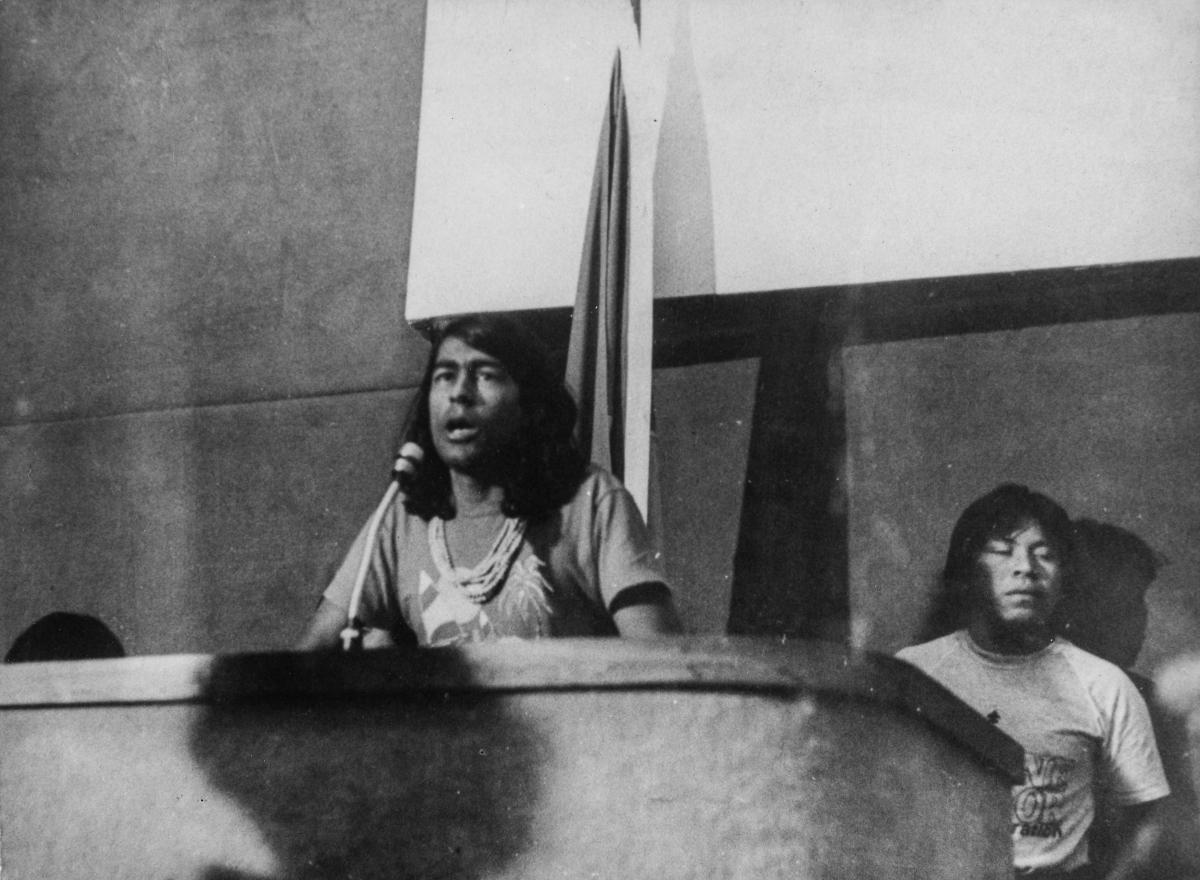 Ailton Krenak, durante o encontro da União das Nações Indígenas, em 1984 | Silvia Wewering.