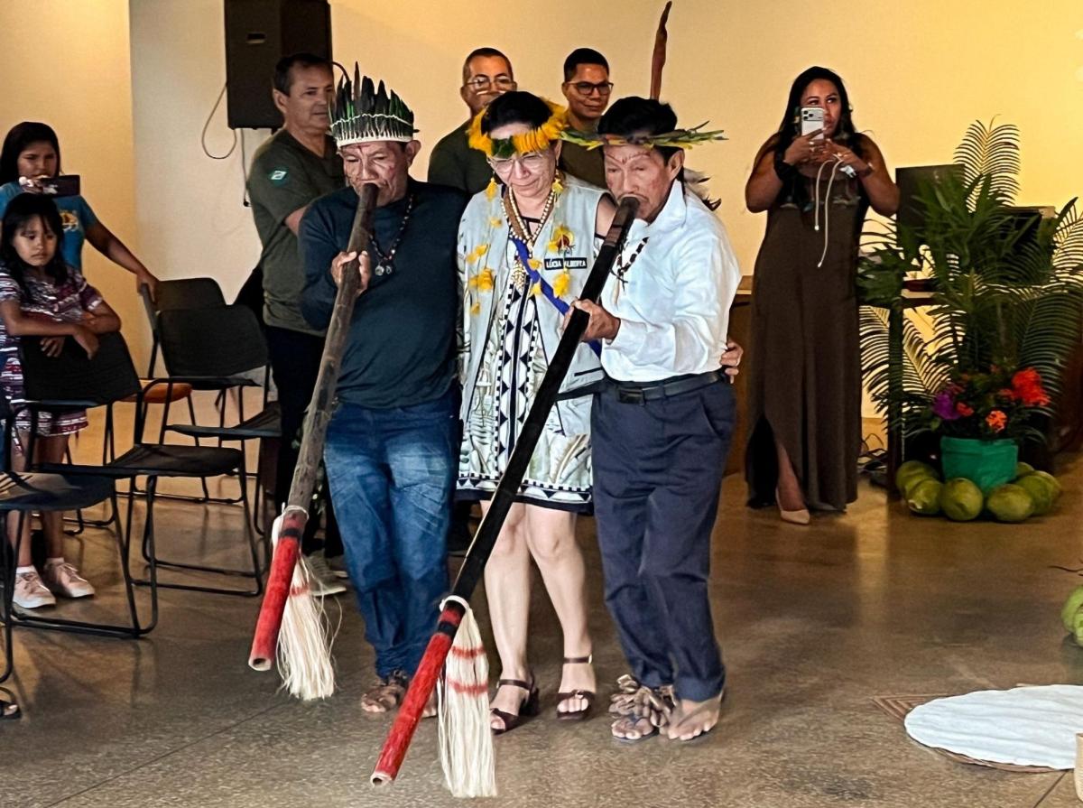 Recepção a Lúcia Alberta, presidenta da Funai, na sede do ISA em São Gabriel da Cachoeira (AM) para reunião com funcionário da CR Rio Negro