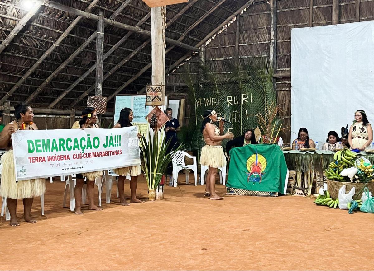 Belmira Baré, ao microfone, pediu pelo avanço da demarcação e destacou o compromisso das mulheres com o bem viver coletivo