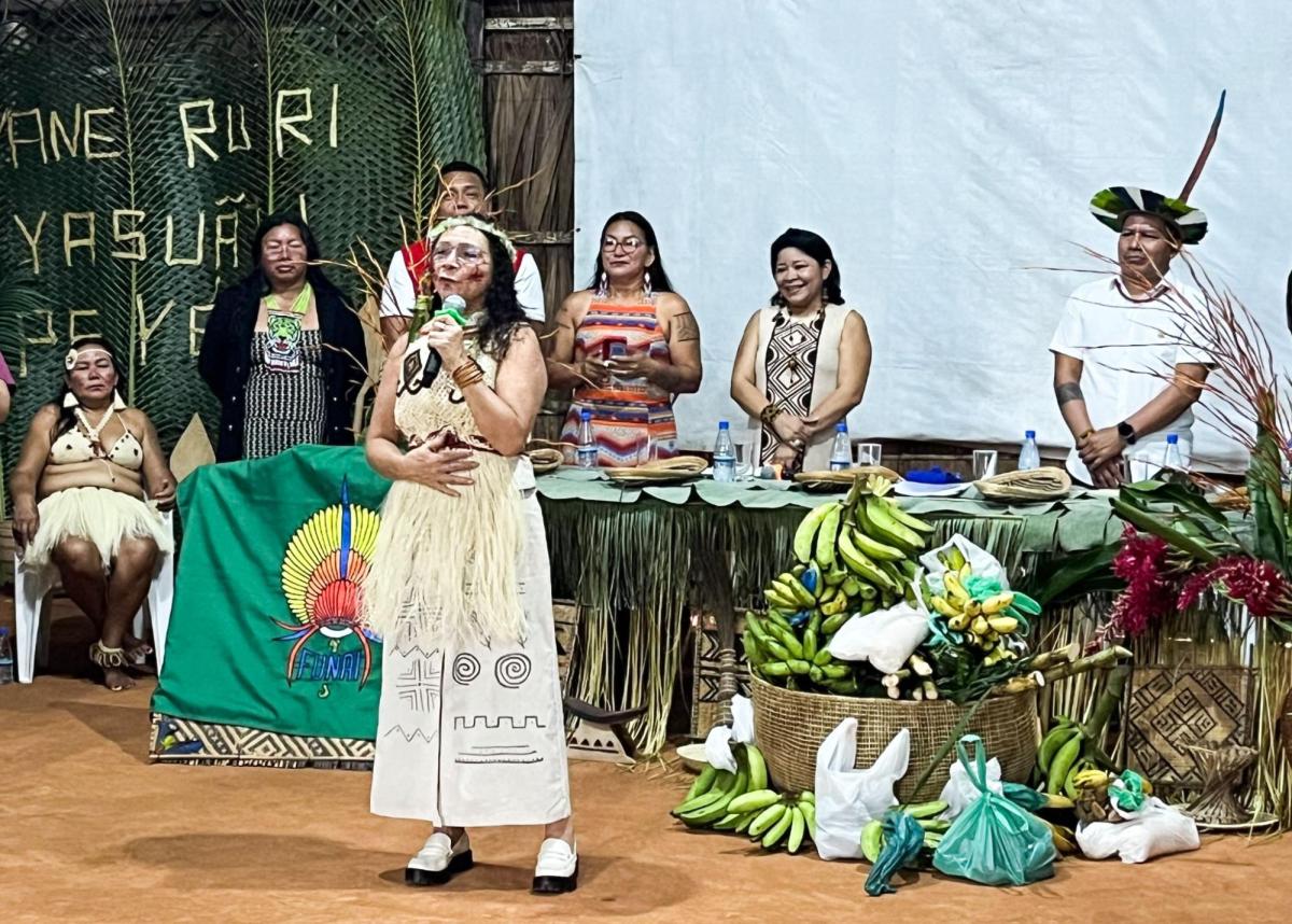 Ao agradecer as mulheres Baré pelos adornos e a pinturas, Lúcia Alberta destacou a importância da proteção do territórios indígenas para preservação dos modos de vida