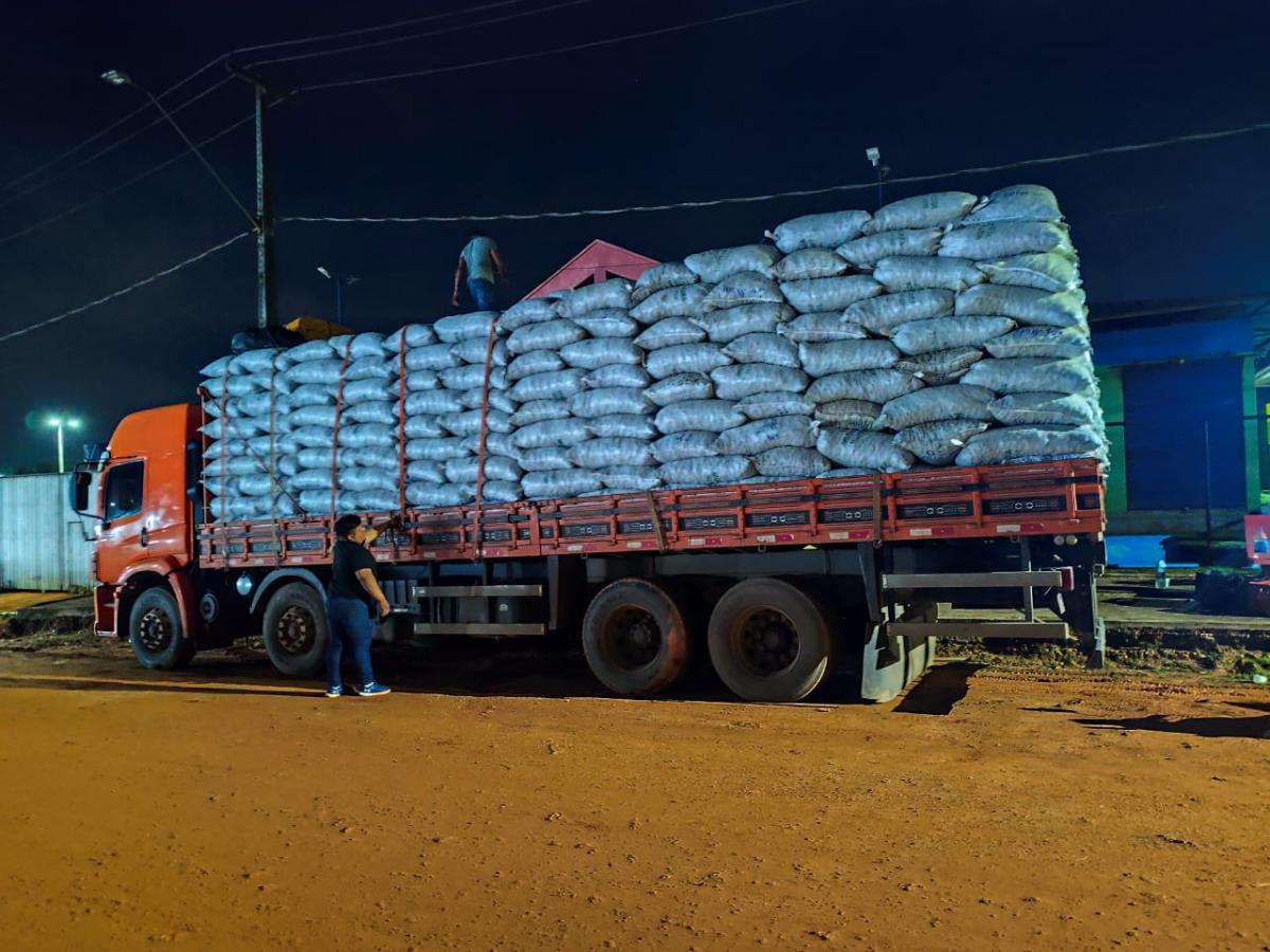 Carregamento das castanhas ensacadas em caminhões para transporte | Languy Noro Wai Wai