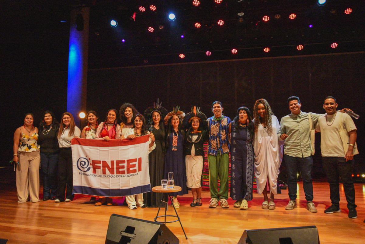 Educadores indígenas e organizadores do evento durante o Aldear a Educação