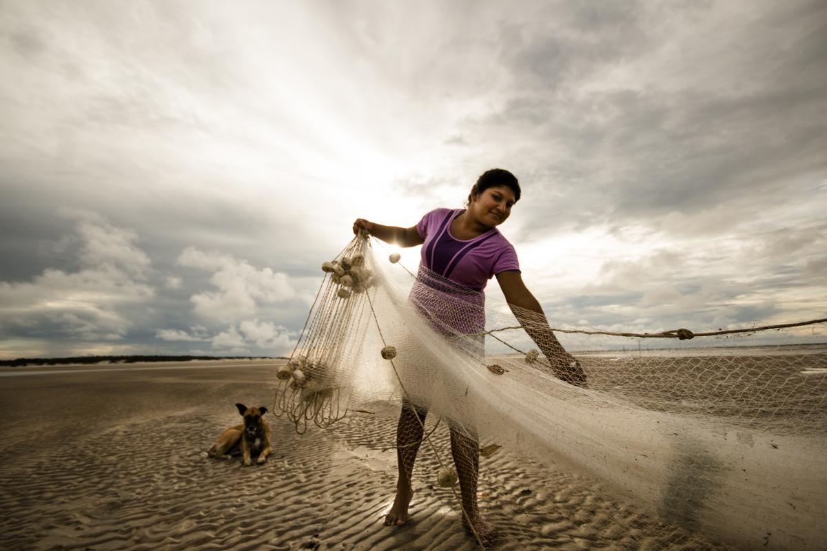 Mulher com rede de pesca na comunidade Vista Alegre, no território quilombola de Alcântara (MA) | Ana Mendes / Imagens Humanas