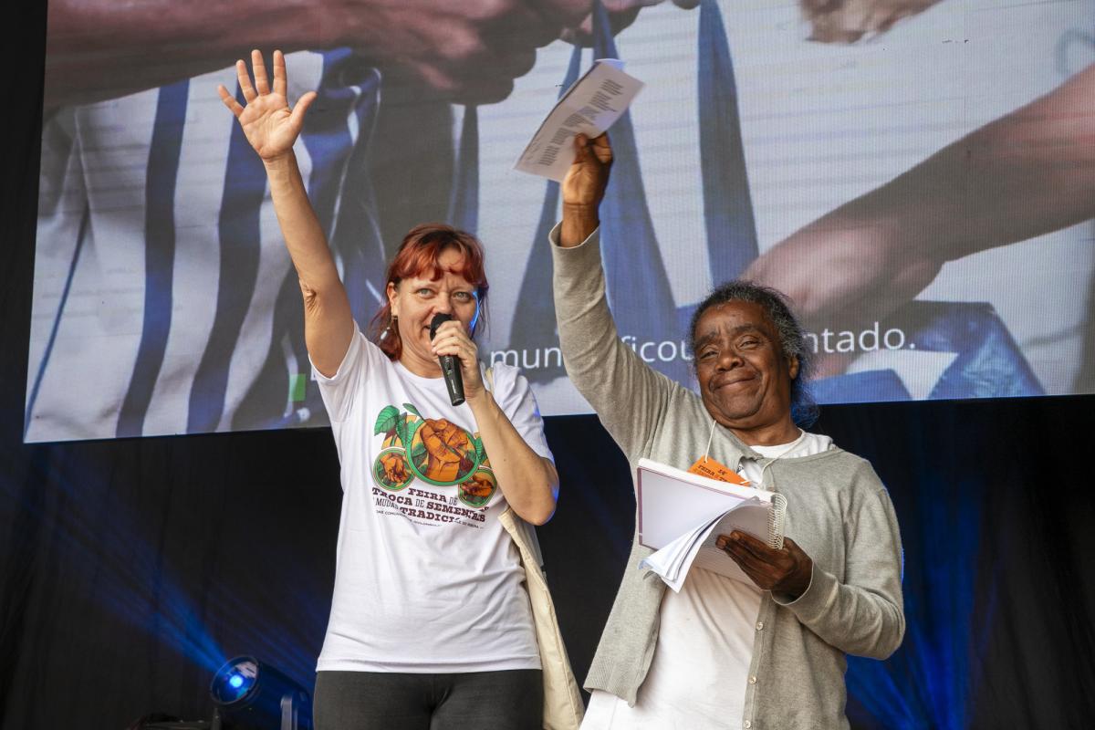 Ivy e Leonila Priscila da Costa Pontes, poeta, agricultora e liderança quilombola, na Feira de Sementes em 2023