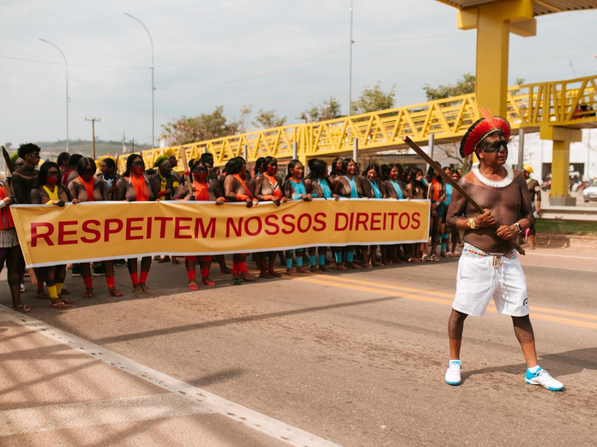 Indígenas Kayapo seguram a faixa na BR 163 que diz: Respeitem nossos direitos