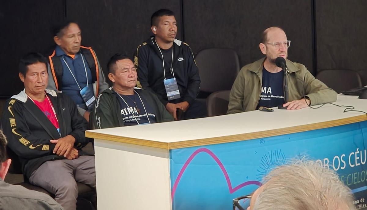 O painel “Ciclos anuais no noroeste amazônico – relações entre ciclos socioambientais e calendário astronômico entre povos Tukano Orientais e Baniwa-Koripako” foi apresentado por Ismael dos Santos, Desana; Lucas Bastos, Tukano; Walter Lopes, Baniwa; pelo conhecedor Roberto Tomé, povo Baniwa; e pelo antropólogo Aloisio Cabalzar