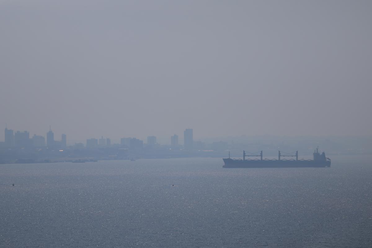 Manaus e Rio Negro encobertos pela fumaça no dia 8 de outubro de 2026