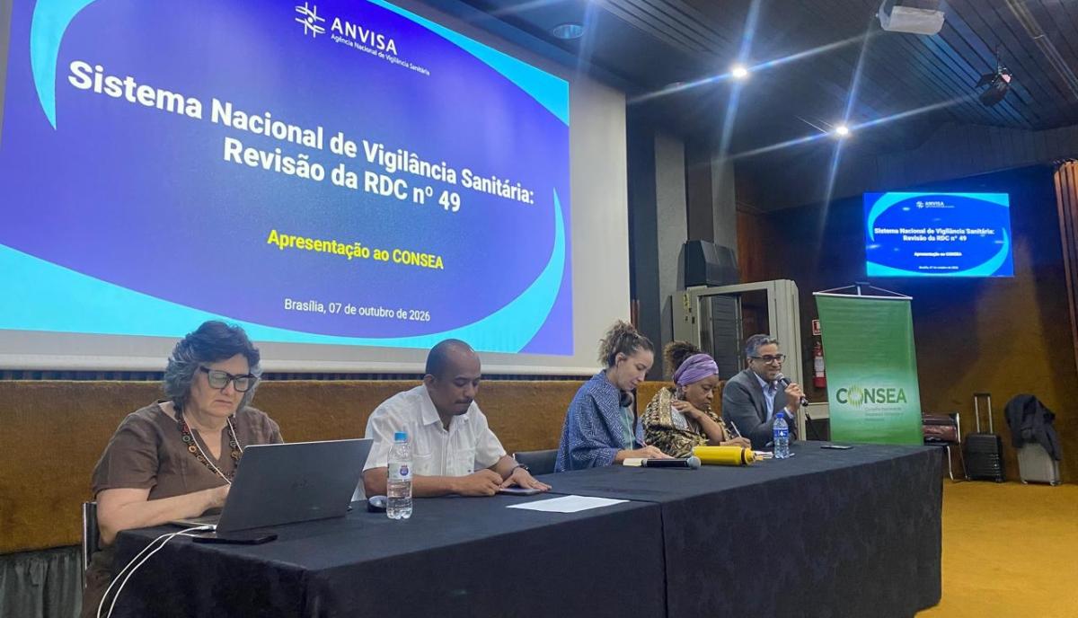 Raoni Andrade (com o microfone), da Anvisa, informou que a RDC 49 não será revogada. Norma reconhece práticas tradicionais e promove inclusão produtiva 