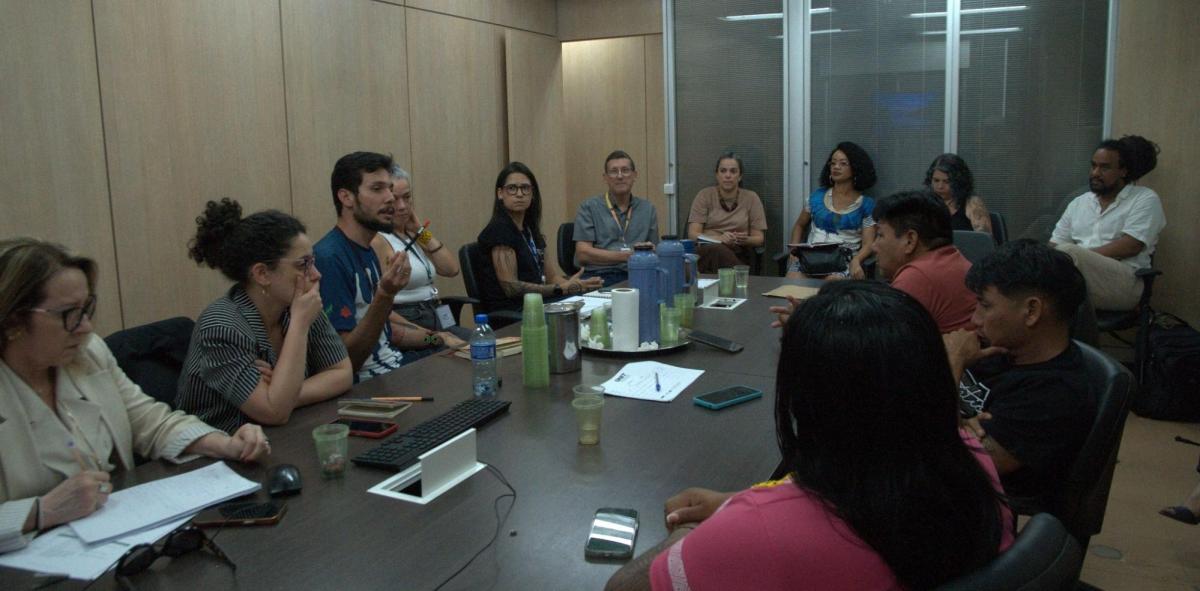 Luís Filipe Antunes, analista do ISA, fala sobre a importância dos altos índices de conservação da TI Arara durante a reunião entre as lideranças Arara e os técnicos do Dnit e da Funai
