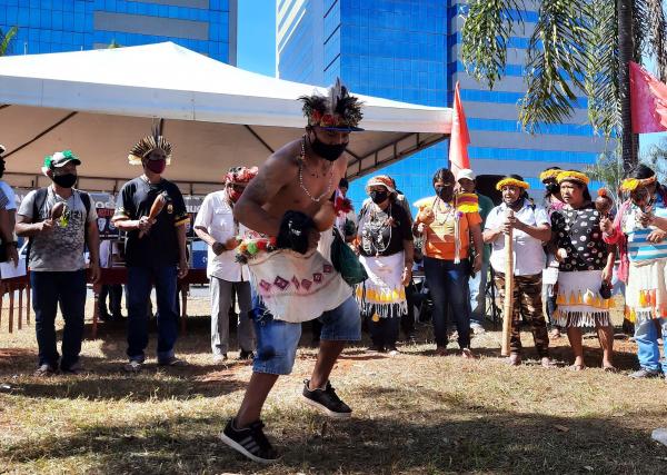 Guarani-Kaiowá dances in honor of Bruno Pereira and Dom Phillips, in front of Funai's headquarters, in Brasília | Ester Cezer / ISA