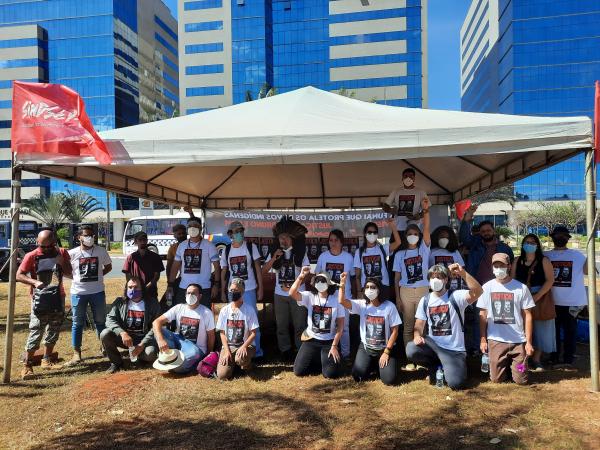 Funai servants, in front of the agency's headquarters, in Brasília | Ester Cezar / ISA