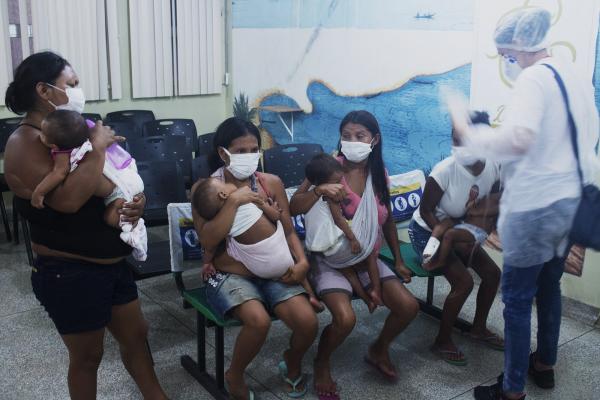 Dehydrated Yanomami babies are treated at a hospital in São Gabriel da Cachoeira (AM) | Raquel Uendi / ISA