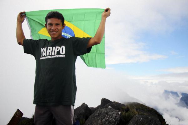 O indígena Demétrio dos Santos no Pico da Neblina (AM), na expedição do povo Yanomami do projeto turístico de base comunitária Yaripo | Lucas Lima / ISA