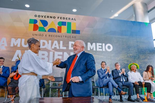 No evento no Planalto, a ministra do Meio Ambiente, Marina Silva, entregou ao presidente Lula a nova versão do plano de combate ao desmatamento | Ricardo Stuckert / PR