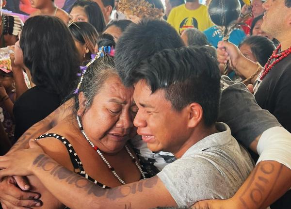 Indígenas comemoram emocionados decisão do STF que derrubou a tese do 'marco temporal' na Praça dos Três Poderes, em Brasília, na semana passada | Ana Paula Sabino / Funai